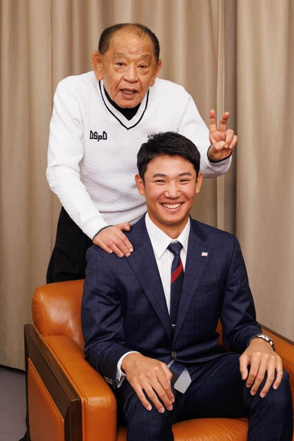 レジェンド・江夏豊氏(後ろ)との対談に最初は緊張気味だった奥川恭伸投手だが、時に爽やかな笑顔を見せながら自身の野球観をハキハキと語った