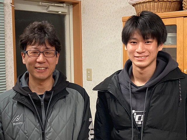 昨年末に帰省した戸上と松生瞬コーチ。「昨秋の世界選手権では中国選手との力の差を感じた」と戸上は語っていたという