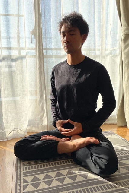 自宅にて座禅を組む。自分を深く知るために「無心」になることを目的に、2014年ソチ五輪の前から取り組みだしたという ©ファーストトラック株式会社