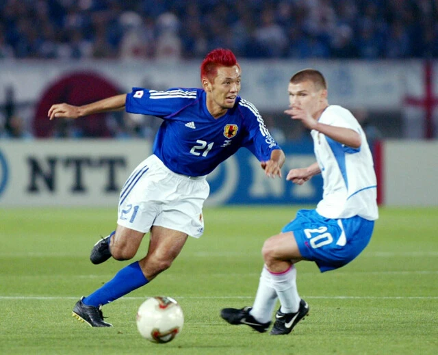 日韓W杯は印象的な赤いモヒカンで出場。持ち前の戦術眼や高強度のプレーで日本初のベスト16に貢献した