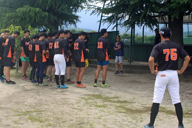 バントの大切さも含めて愛媛の若い選手を指導する弓岡