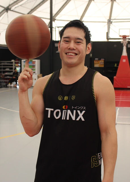 矢代雪次郎 1992年生まれ、千葉県出身。流通経済大学付属柏高校卒業後、第3期生として渡米。ベサニー大学(4年制)を卒業後、帰国。2016年に群馬クレインサンダーズに選手兼通訳として入団。21年より香川ファイブアローズ(Bリーグ)に所属し、22-23シーズンよりアシスタントジェネラルマネジャーを兼任。ポイントガード、シューティングガード。177㎝