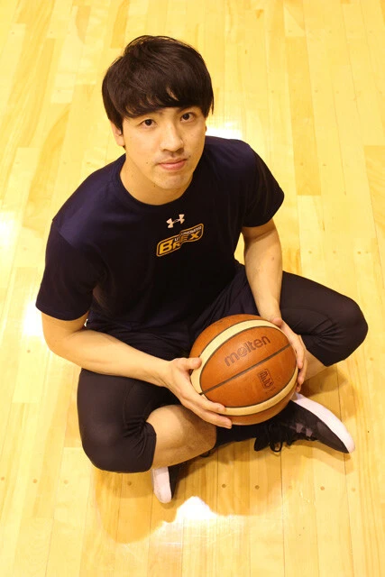 山崎 稜 1992年生まれ、埼玉県出身。昌平高校3年の2010年、ウインターカップに出場し、初戦で敗れるもチーム最多の21得点を挙げる。11年に4期生として渡米。13年に帰国し、埼玉ブロンコスに練習生として加入。20年より群馬クレインサンダーズに所属。シューティングガード。182㎝