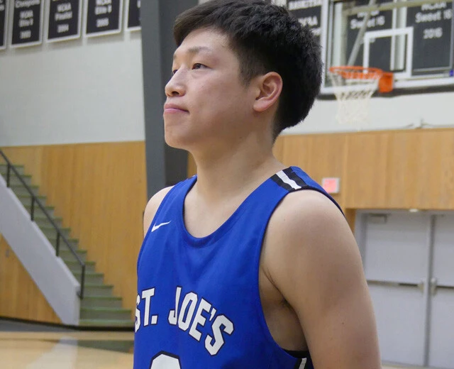 酒井達晶 1997年生まれ、石川県出身。2013年に北陸学院高校の主将を務め、創部2年目にしてウインターカップに初出場。2年連続の出場となった15年大会ではベスト16に進出。16年に第9期生として渡米。17年にメイン州セントジョセフ大学に進学。21年に卒業後、21年、群馬クレインサンダーズのアシスタントコーチ兼デベロップメントコーチ、22年からは同クラブのアシスタントコーチ兼通訳に就任。ポイントガード、170㎝。写真は2020年1月時点