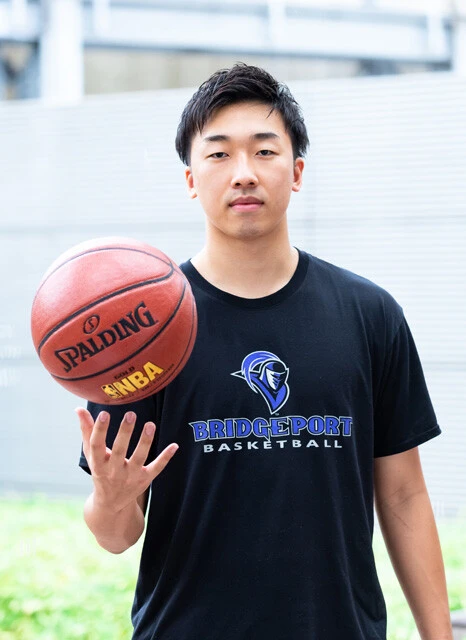 小林 良 2001年生まれ、神奈川県出身。15年に桐光学園に入学。高校2年生時にインターハイベスト8。18年に第11期生として渡米。19年にブリッジポート大学(コネチカット州)に進学し、22年6月に経営学部を首席で卒業した。同年9月からはブリッジポート大学大学院のAnalytics and Systems専攻。ポイントガード、シューティングガード。185㎝