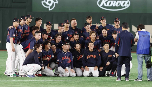 豪州戦後、腰の違和感でチームを離れる栗林良吏(広島)を中心に記念撮影