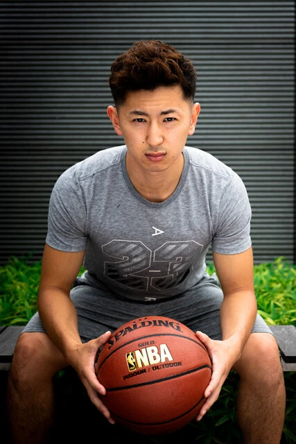 猪狩 渉 1996年生まれ、福島県出身。2012年、高校バスケの名門・能代工業高校に進学。卒業後、第8期生としてサウスケントスクールに入学するもIMGアカデミーに編入。帰国後の16年に福島ファイヤーボンズ(Bリーグ)と契約。19年以降は海外でのプレーに挑戦。米独立リーグ・TBLのクラブ、ダラス・スカイライン所属を経て22年に福島に復帰。ポイントガード、168㎝。写真は2020年7月時点