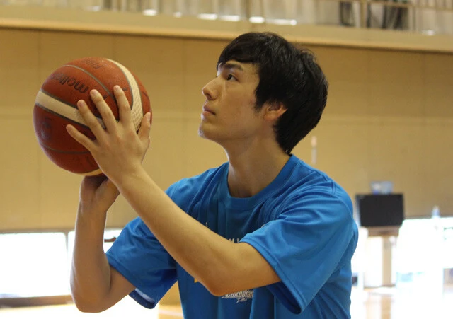 村上駿斗 1996年生まれ、山形県出身。山形南高校ではインターハイ、ウインターカップで共にベスト16入りを果たす。2014年に第7期生として渡米。帰国後の15年にパスラボ山形ワイヴァンズ(当時NBDL、現Bリーグ)に入団。その後、滋賀レイクスターズなどを経て、21年に山形に復帰。ポイントガード、シューティングガード。185㎝。写真は2020年9月時点