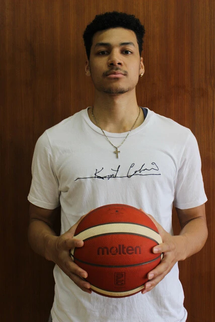 ホール百音アレックス 1999年生まれ、埼玉県出身。父がアメリカ人、母が日本人。昌平高校に進学、1年生時から関東エンデバー(育成選手)に選抜される。2018年に第11期生として渡米。帰国後、19年に横浜ビー・コルセアーズ(Bリーグ)と特別指定選手として契約。22年に青森ワッツ(Bリーグ)とプロ契約。スモールフォワード。190㎝。写真は2020年6月時点