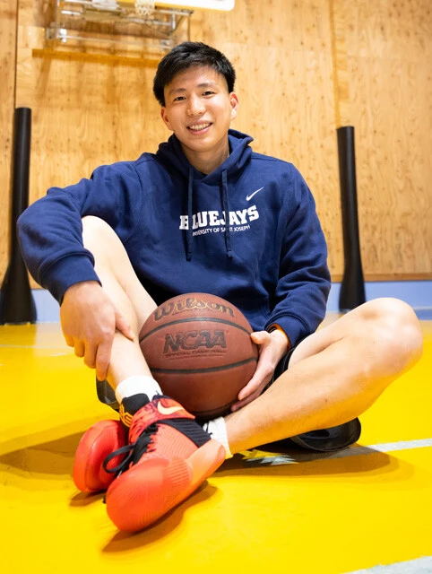 木村圭吾(第12期生) 2000年生まれ、東京都出身。八王子学園八王子高校3年時に出場のウインターカップで1試合平均41.3得点を記録し、ベスト16に。19年に第12期生として渡米。20年、コネチカット州セントジョセフ大学に進学。21年に帰国し、新潟アルビレックスBB(Bリーグ)に加入。シューティングガード、188㎝