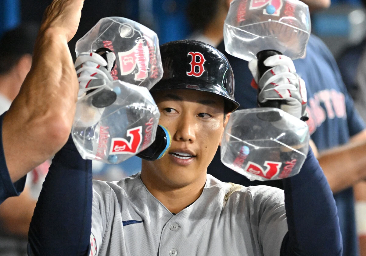 大谷のエンゼルスでかぶとパフォーマンスが定着したように、レッドソックスでは吉田の代名詞であるマッチョダンベルがベンチをにぎわせている