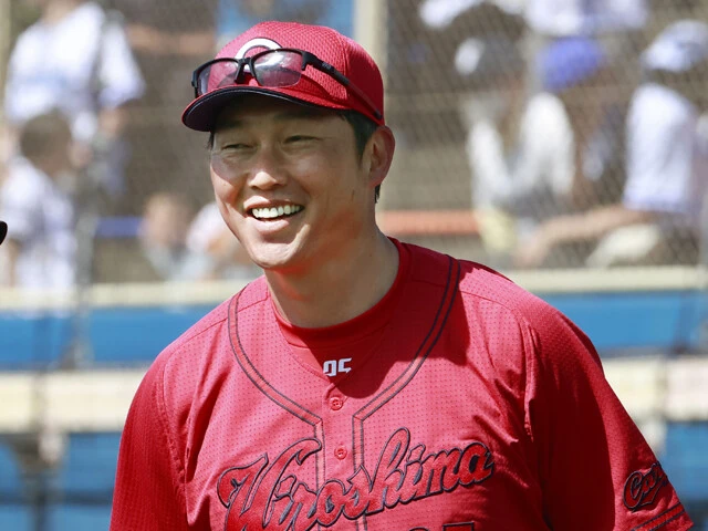 広島・新井新監督の地元人気は絶大。JR西日本「カープ応援ラッピングトレイン」に監督の姿がデザインされるのも初だとか