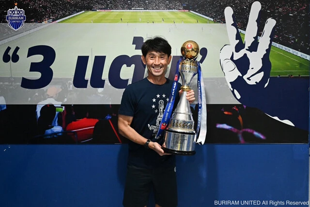 2021-22シーズンの途中からタイのサッカーリーグの強豪・ブリーラムの指揮を執り、2季連続3冠を達成した石井
