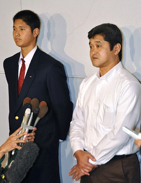 父の徹さん(右)と高校卒業後、MLB挑戦を表明。しかし、ドラフトを経て日本ハムに入団することに