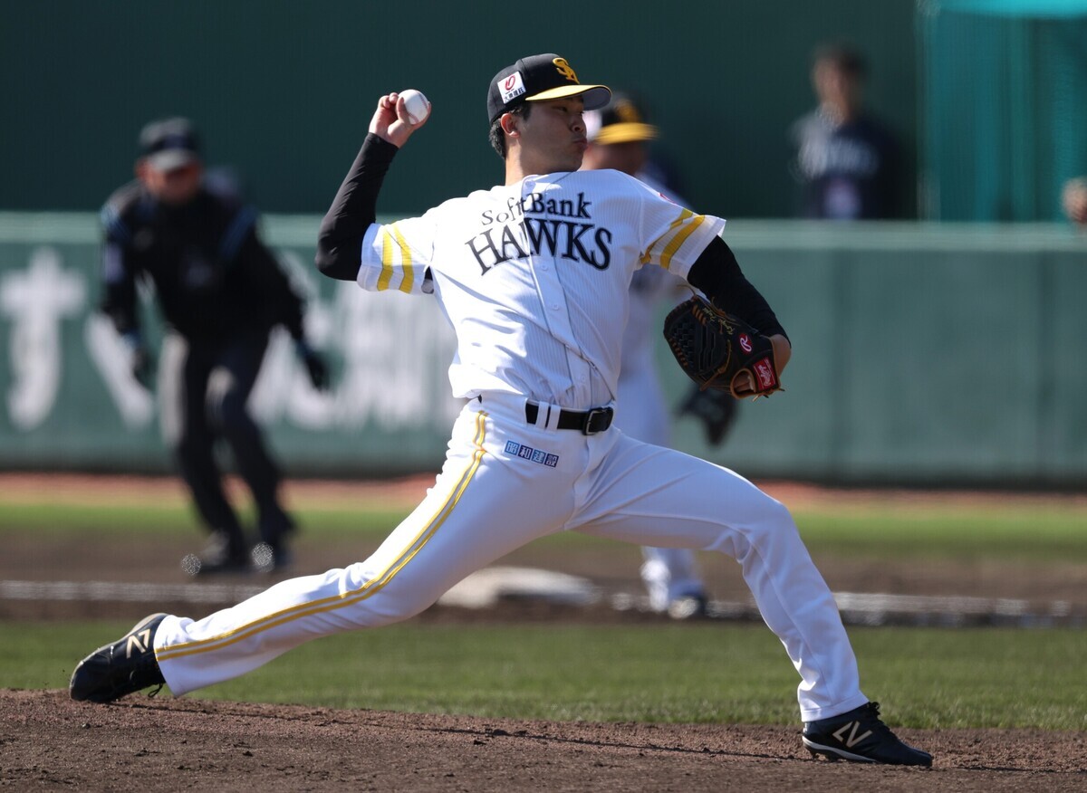 2月26日、WBC開幕前の侍ジャパン壮行試合で、一流バッターたちを相手に3回無失点に抑えたソフトバンク・藤井。NPB復帰前年は高知ファイティングドッグスで吉田監督の指導を受けていた（写真／産経ビジュアル）
