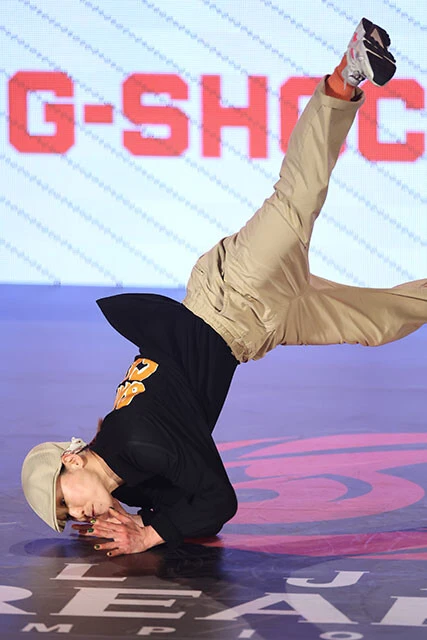 去る2月に行なわれたブレイキン日本一を決める第4回全日本ブレイキン選手権にて、大技を披露する。決勝ではライバルAmi(湯浅亜実)とのバトルに僅差で勝利。見事、2連覇を達成した(写真/森田直樹/アフロスポーツ)