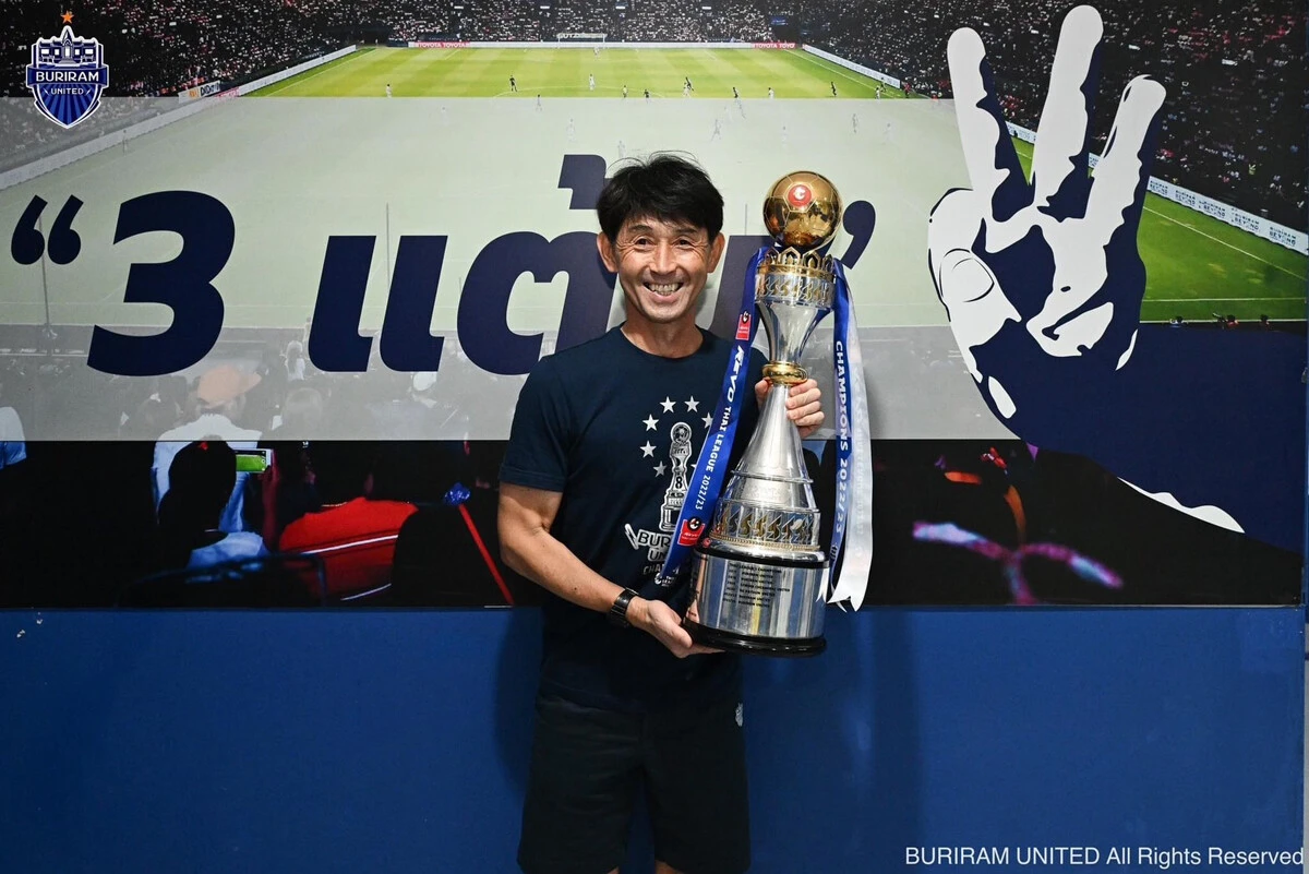2021-22シーズンの途中からタイのサッカーリーグの強豪・ブリーラムの指揮を執り、2季連続3冠を達成した石井