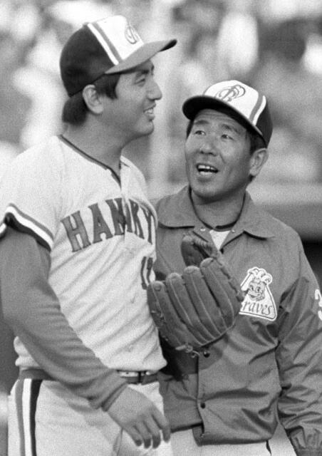 1984年の日本シリーズで山沖(左)を迎える上田監督(写真=共同通信社)