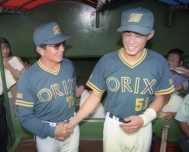 1994年9月11日、シーズン最多安打のプロ野球タイ記録を達成し、仰木監督と握手を交わすイチロー(写真=共同通信社)