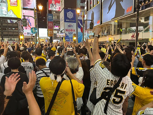 阪神優勝時のなんば・戎橋付近はお祭り騒ぎ