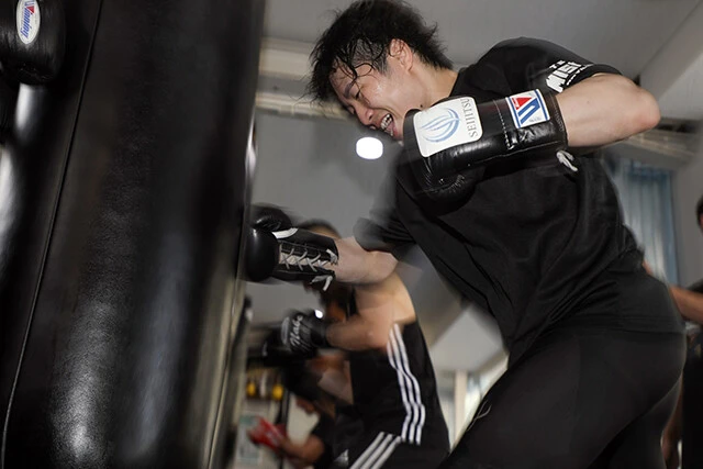 三迫ジムは、東武東上線の東武練馬駅南側の下町情緒あふれる商店街から少し歩いた所にある。世界２団体統一王者はここで一般会員に交じって汗を流している