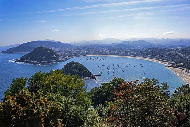 スペイン北東部、バスク地方にあるサンセバスチャン。世界屈指の美食の街としても知られる