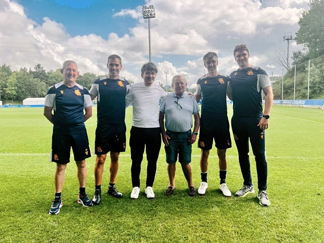 アルグアシル監督(右から2人目)、エチャリ氏(右から3人目)ほかチームのコーチ陣と記念撮影(右から4人目が筆者)