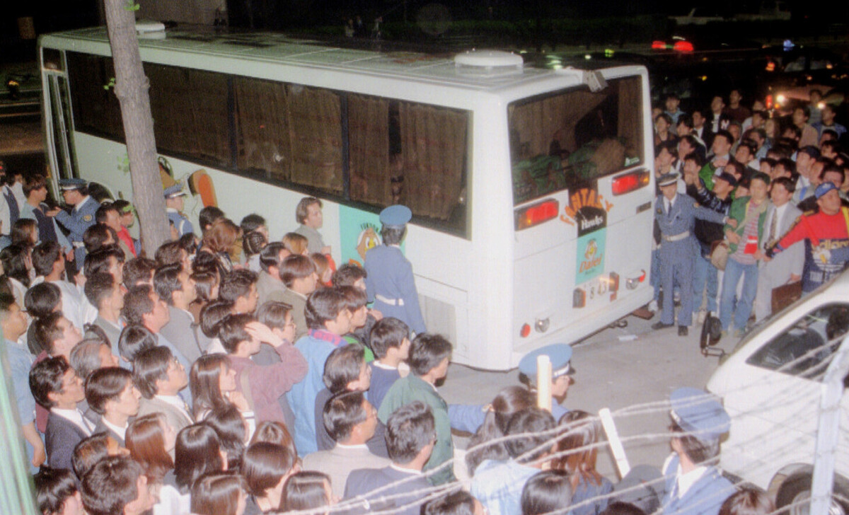 1996年5月7日、ファンに取り囲まれた、王監督とダイエーナインを乗せたバス。2日後の9日にも再びファンに包囲され、生卵が投げつけられた（写真／共同通信社）