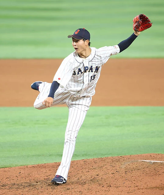 WBC決勝のアメリカ戦では3番手で登板し、トラウト、ゴールドシュミットを連続三振に。試合前にはアメリカ打線のデータを頭に叩き込んだが、「でも投げるところなかったっすね。強すぎて」。結局、登板時には緊張でデータも吹き飛んでいたという（写真／東京スポーツ/アフロ）