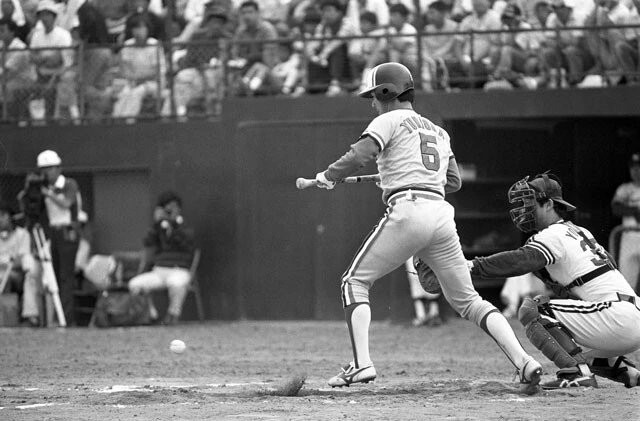 3年連続リーグ最多犠打を記録した弓岡のバント技術（写真＝共同通信社）