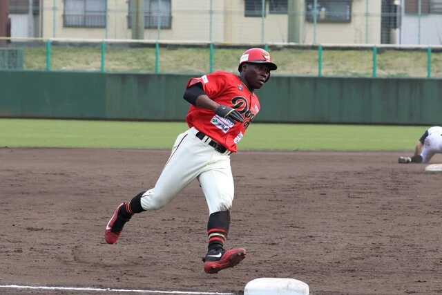 アフリカ最貧国から高知へ。NPB目指す「ブルキナファソ初のプロ野球選手」を吉田豊彦監督がキャプテンに指名した理由