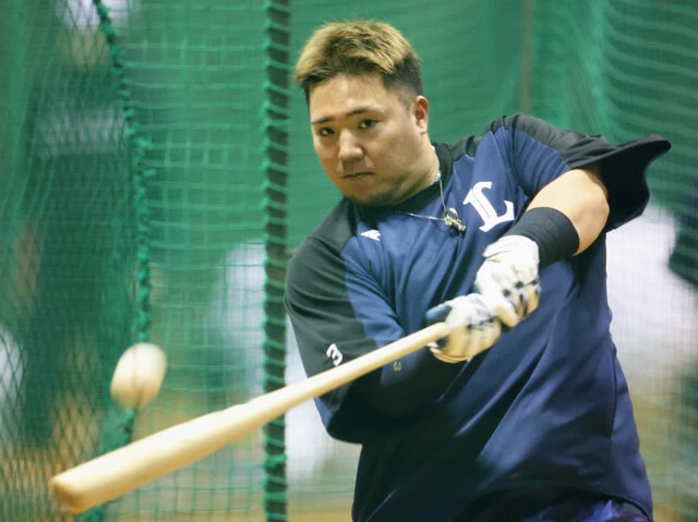 5月下旬に書類送検され、現在は検察の判断を待ちながら自主練習を続けている西武・山川。今季中の1軍復帰の可能性は限りなく低いようだ