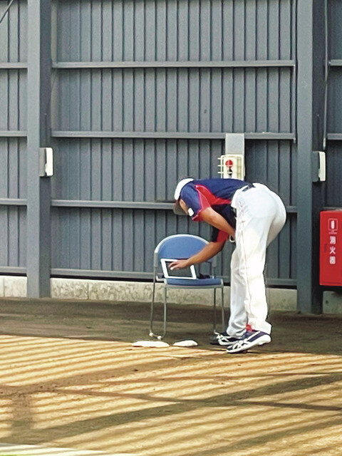 投球練習では、弾道測定機器「トラックマン」で計測したボールの軌道や回転軸、回転数などをタブレット端末で1球ごとにチェック