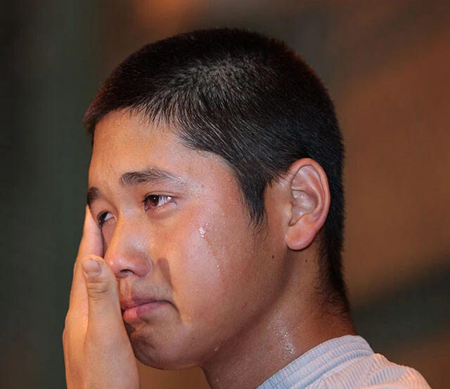 高校最後の岩手大会決勝で盛岡大付に敗れ、インタビューを受けながら涙を流すシーンも