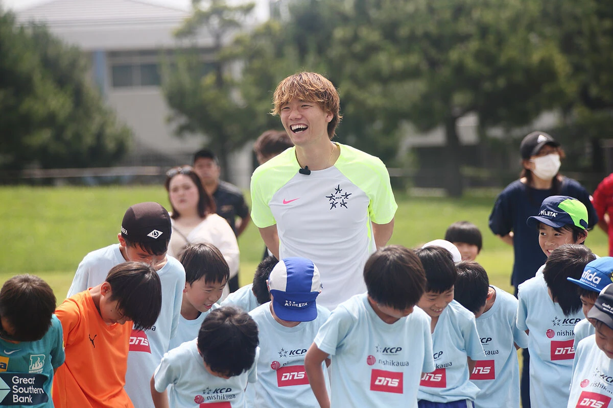 ウォーミングアップのヨガに取り組む板倉選手