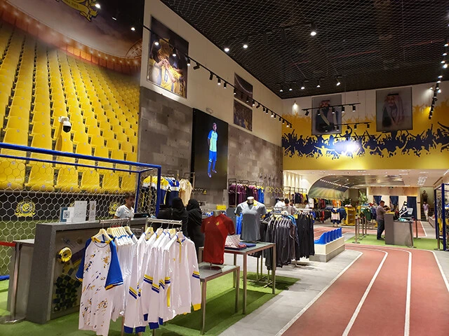 ロナウドの所属するアルナスルのオフィシャルショップ。立派でそれなりににぎわっていた