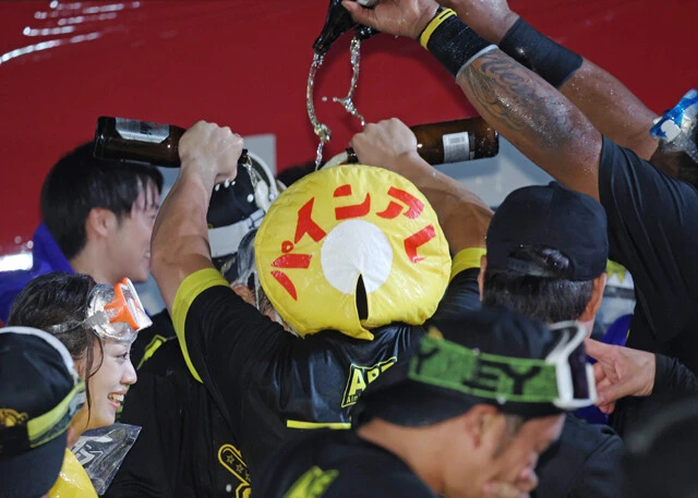 岡田彰布監督の好物パインアメにも特需! 原口文仁はコラボ商品「パインアレ」のかぶり物でビールか