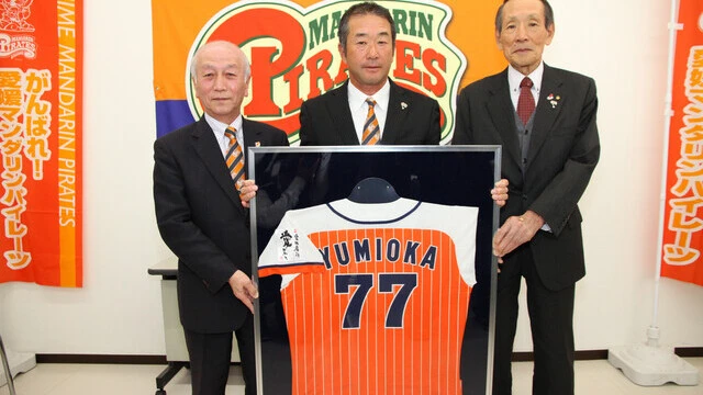 2016年にチームを「完全優勝」へと導き、指導者としてNPBに復帰する際、弓岡の背番号「77」は永久欠番となった（写真提供／愛媛マンダリンパイレーツ）