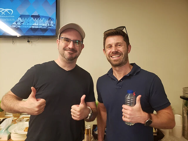 筆者同様に「興味本位」で香港から取材に来ていたふたりも、やはり取材に苦戦していた