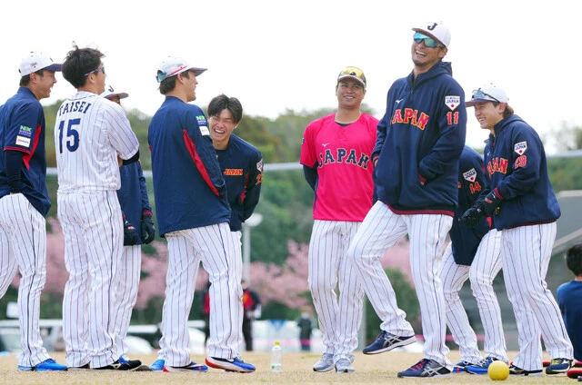 合宿に早期合流したダルビッシュ(右から2人目)。練習外でも食事会を開くなどほかの選手とコミュニケーションを取り、チームに一体感をもたらした