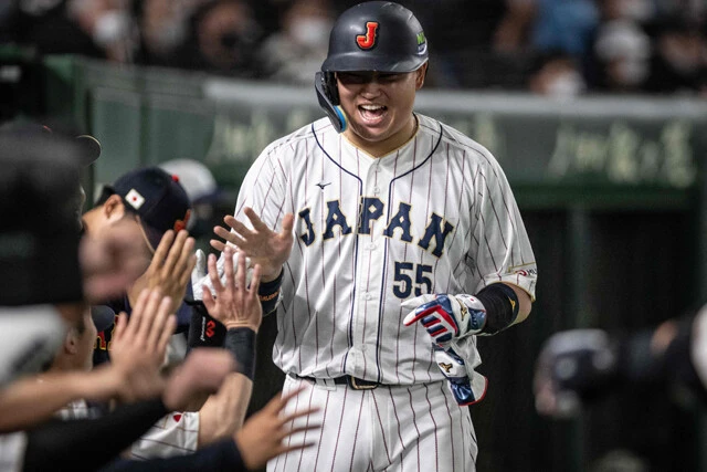 不振にあえいでいた村上宗隆(ヤクルト)がチェコ戦で初ヒットを打ち、後続のタイムリーで生還するとベンチは総出で迎えた