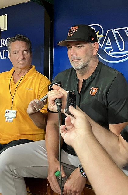 オリオールズのハイド監督(右)は藤浪を絶賛。優勝争いの助っ人としての期待も大きい