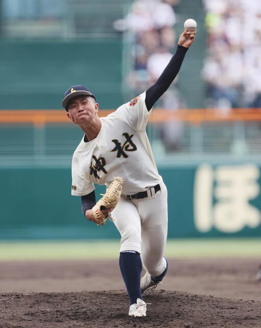 黒木陽琉(神村学園・鹿児島) ベスト4入りし、評価が急上昇。空振りを取れるカーブが大きな武器