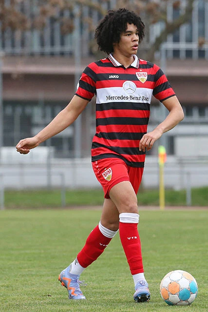 尚志高校からシュツットガルトⅡに加わったDFチェイス・アンリ(19歳)