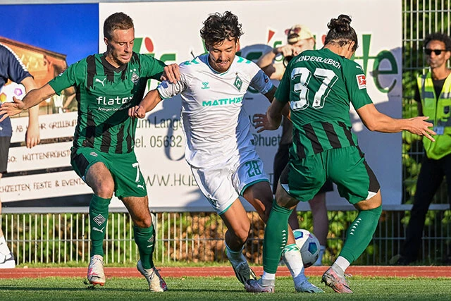 コロンビア人の父を持つ佐藤（中央）。今夏、明治大学からブレーメンのセカンドチームへ