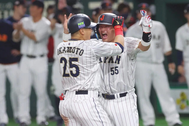 決勝のアメリカ戦でアベックホームランを放つなど、存分にパワーを見せつけた村上（右）と岡本（左）。メジャー関係者の注目度も上がった