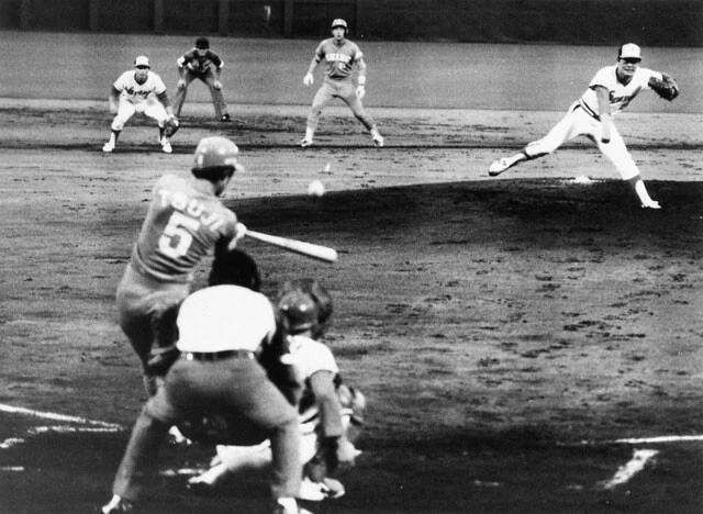 ショート弓岡（左上）は、しばしば相手のサインを察知していたという（写真＝共同通信社）