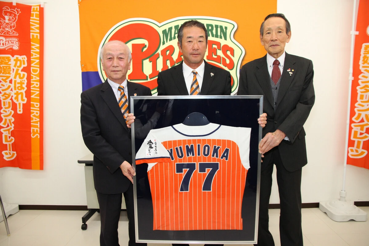 2016年にチームを「完全優勝」へと導き、指導者としてNPBに復帰する際、弓岡の背番号「77」は永久欠番となった(写真提供/愛媛マンダリンパイレーツ)