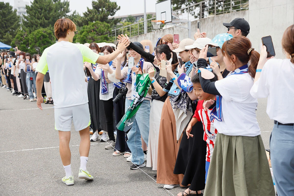 見学のファンへ挨拶する板倉選手
