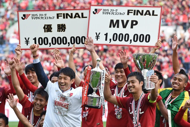 2015年7月から2017年5月まで鹿島の監督を務め、小笠原満男(右から2人目)らを擁してリーグカップ制覇や年間優勝を達成した